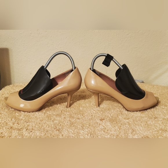 Vince Camuto Natural Cream Color Peep Toes Pumps womens size 8. - Picture 5 of 8